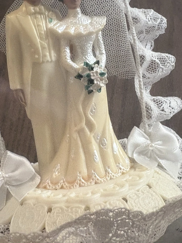 Topper de pastel de boda Wilton 1993 vintage tono de piel marrón pelo negro Ellen Williams Foto 3 de 4