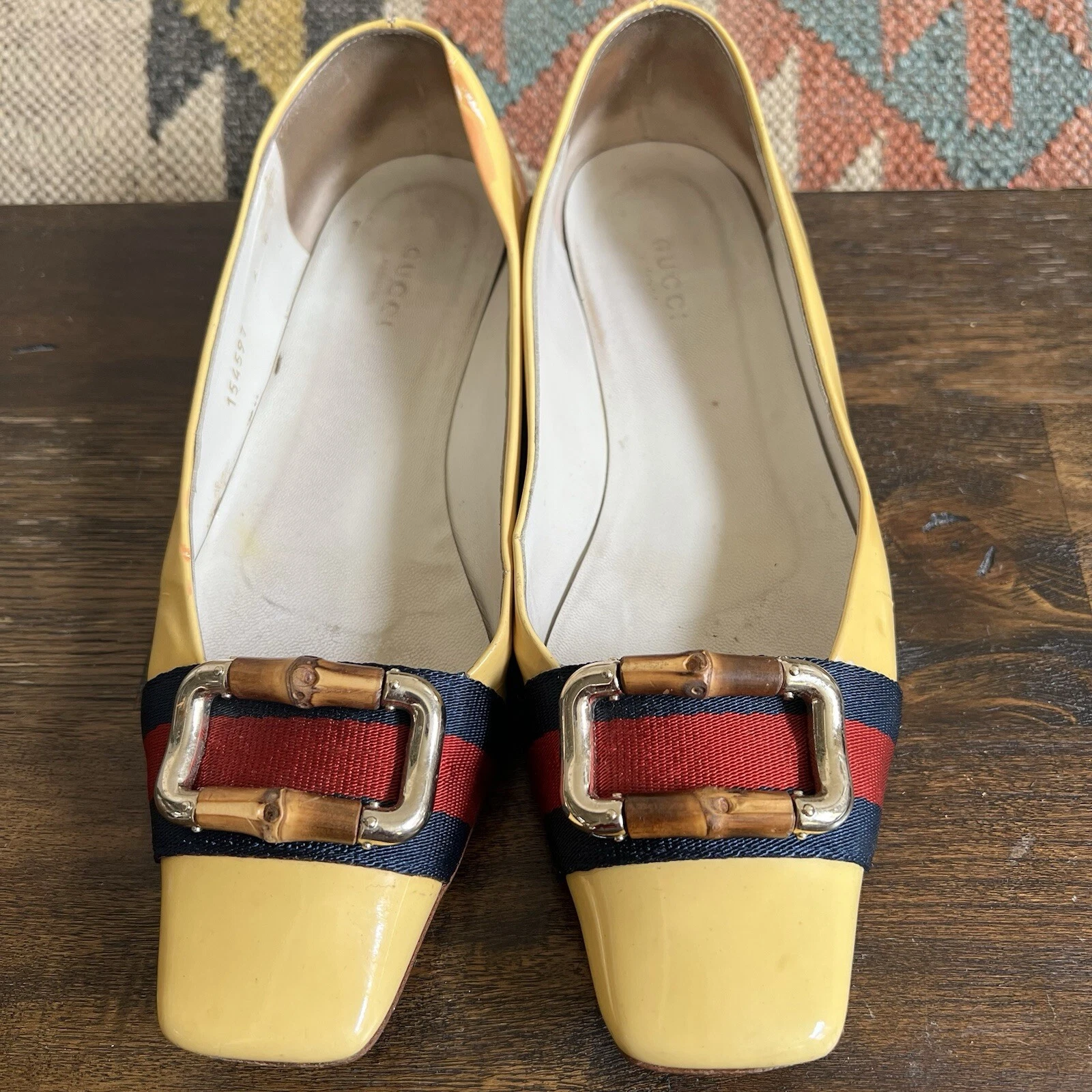 Escarpins plats GUCCI Web Strap bois accent jaune cuir verni US6