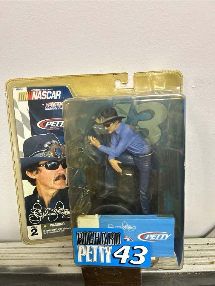 Figura de acción McFarlane Toys Richard Petty 2004 NASCAR serie 2, #43 Foto 2 de 4
