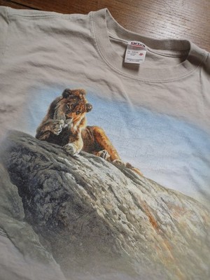 Lion Sitting On Rock VTG 2000 Size Meduim Short Sleeve Tee Shirt