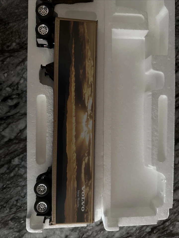 Réplicas Tonkin 1/53 VOLVO 770 com reboque de van 48’ item: V770-C-VM-S1 - Imagem 3 de 4