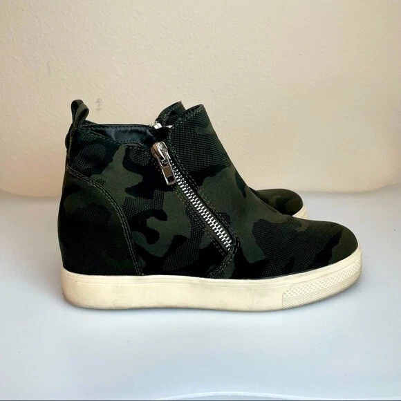 Steve madden store camo wedgie
