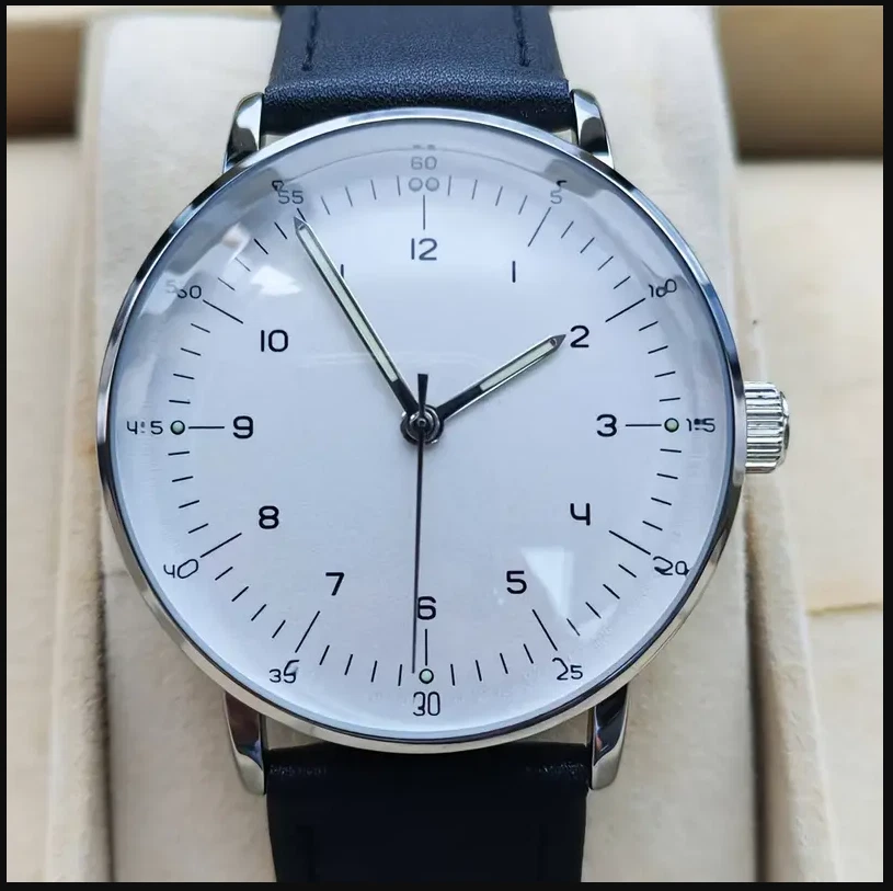Orologio Meccanico Con Una Cinghia Di Cuoio Illustrazione di Stock