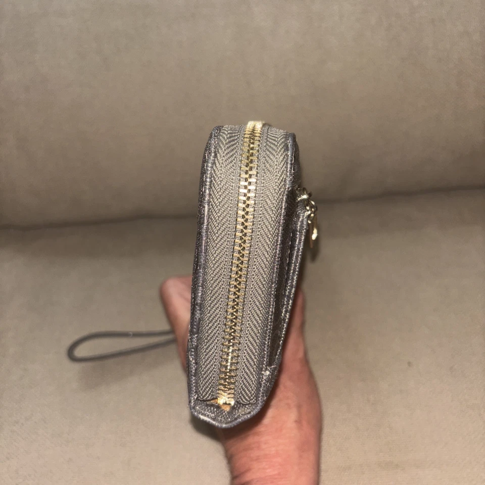 Cartera Muñequera GUEES Signature Acolchada Cremallera Alrededor Plateada. Usado en excelente estado Foto 2 de 4