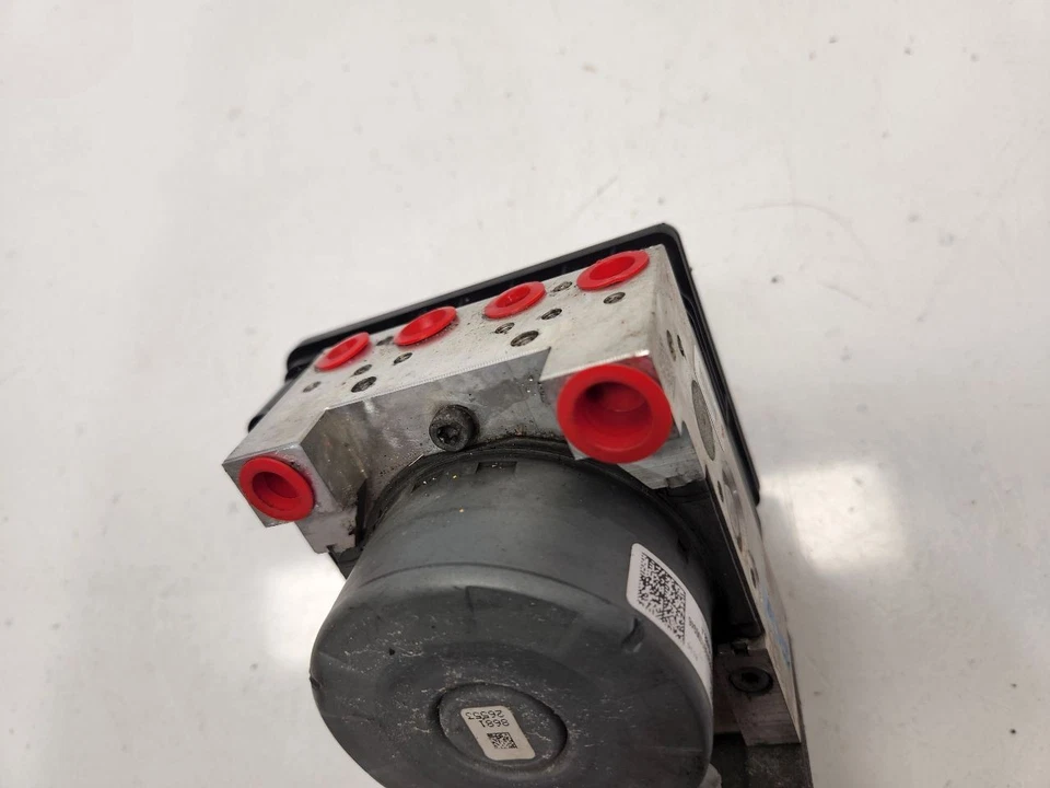 2015-16 Chrysler 300 Anti-Lock Brake Assembly W/O Adaptive Cruise  - Image 3 of 4