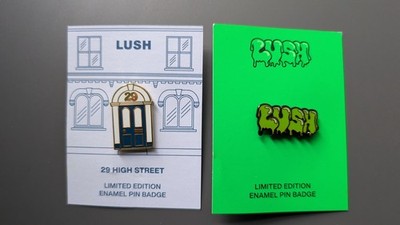 LUSH Cosmetics Kitchen Limited Edition 2022 Emaille Pin Anstecker 29 High Street