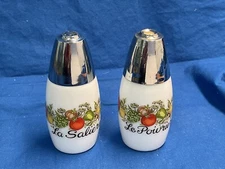GEMCO CORNINGWARE SPICE OF LIFE SALT AND PEPPER SHAKERS, Le Poivrier, La Saliere