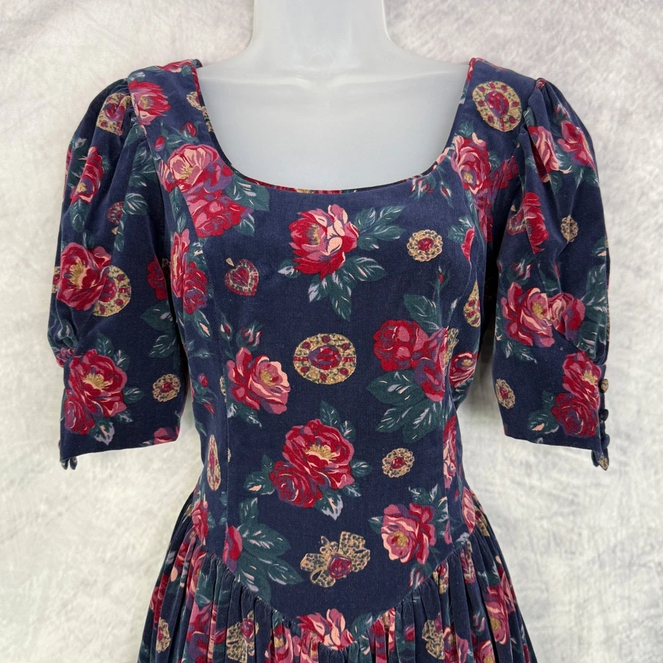 Vestido vintage anos 80 Laura Ashley floral veludo manga folhada tamanho 10 férias Cottagecore - Imagem 3 de 4
