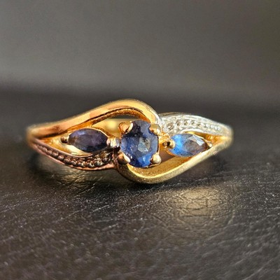Très belle bague 3 pierres bleues sur monture plaquée or ajourée élégante