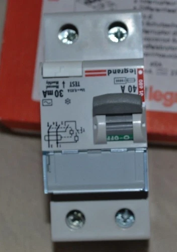  Legrand Circuit Breaker Interruptor 08910 40A 230V 30mA 