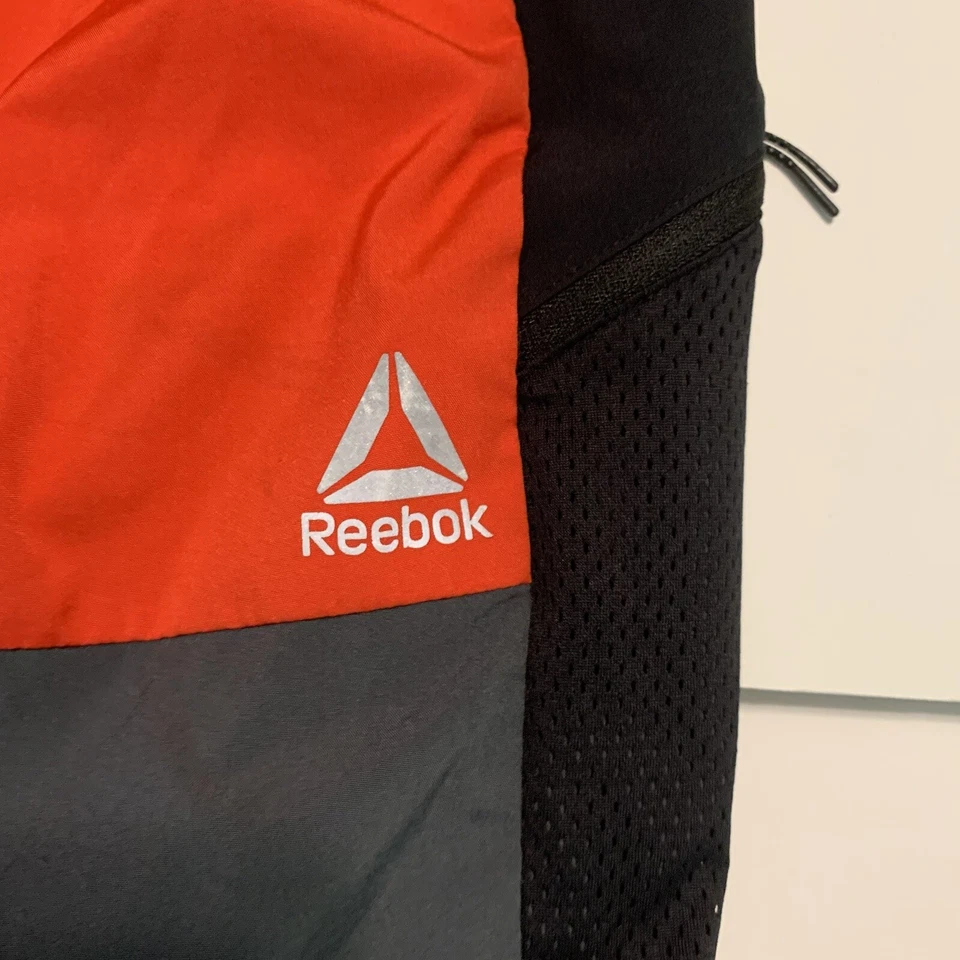 Pantalones Cortos Atléticos Reebok Niños Rojo, Negro y Gris Cintura Elástica Talla XL 14/16 Foto 3 de 4