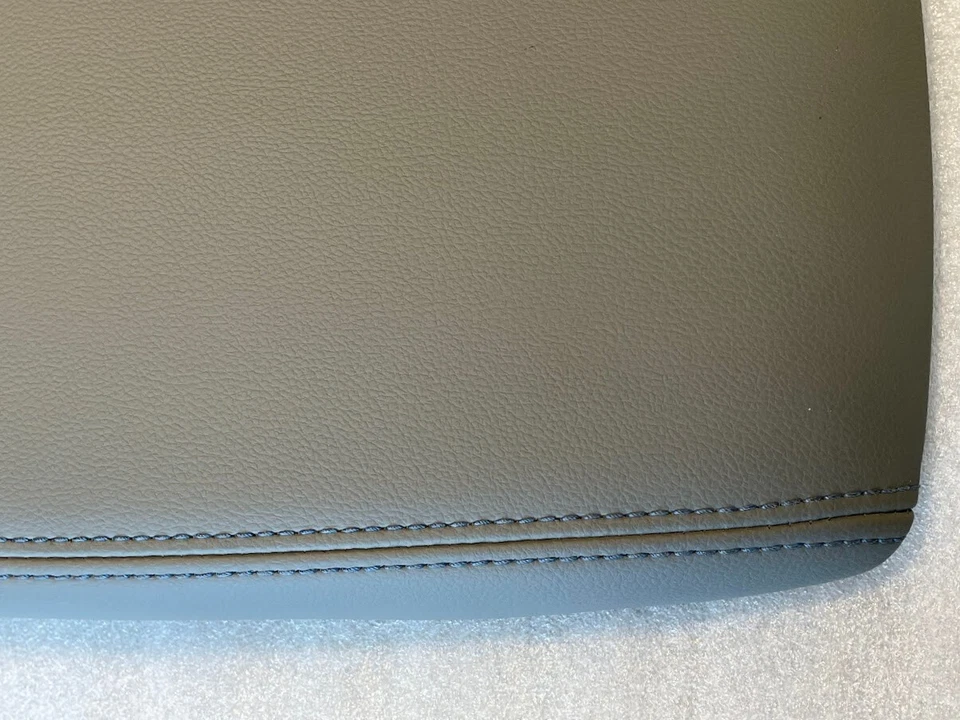 Volt 2016-2019 gray leather center console lid armrest. Blue stitching. OEM New - Imagem 2 de 4