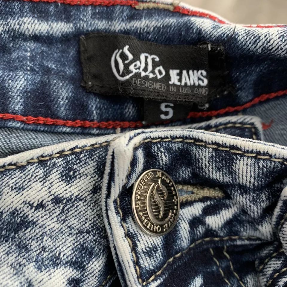 Pantalones cortos de mezclilla para violonchelo para mujer pequeños corte lavado con ácido tiro alto dobladillo crudo elástico Foto 2 de 4