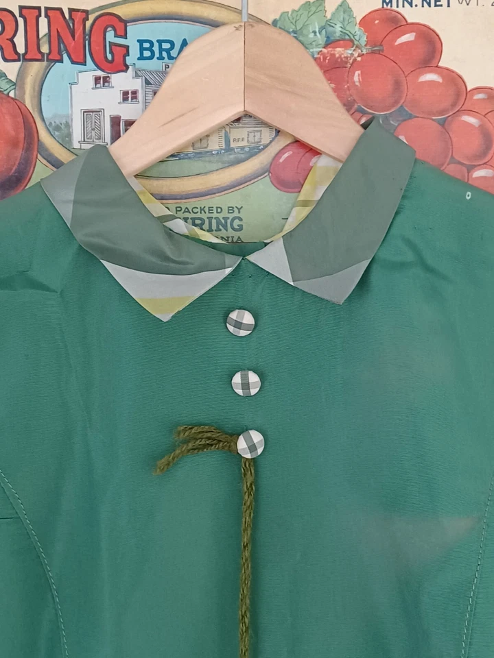 Vestido Completo Vintage Niña Hecho a Mano Estampado a Cuadros Verde con Corbata Vacaciones  Foto 2 de 4