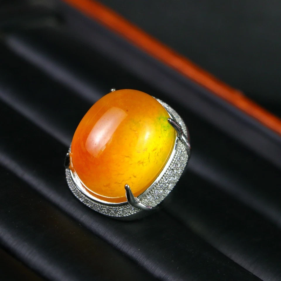 Anillo de jadeíta amarillo natural con montura de diamantes piedras preciosas ovaladas Foto 4 de 4