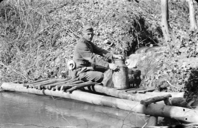 Foto-Negativ, WK2, A.R.258, Soldat beim Wasser an frischer Quelle holen; L66L 2