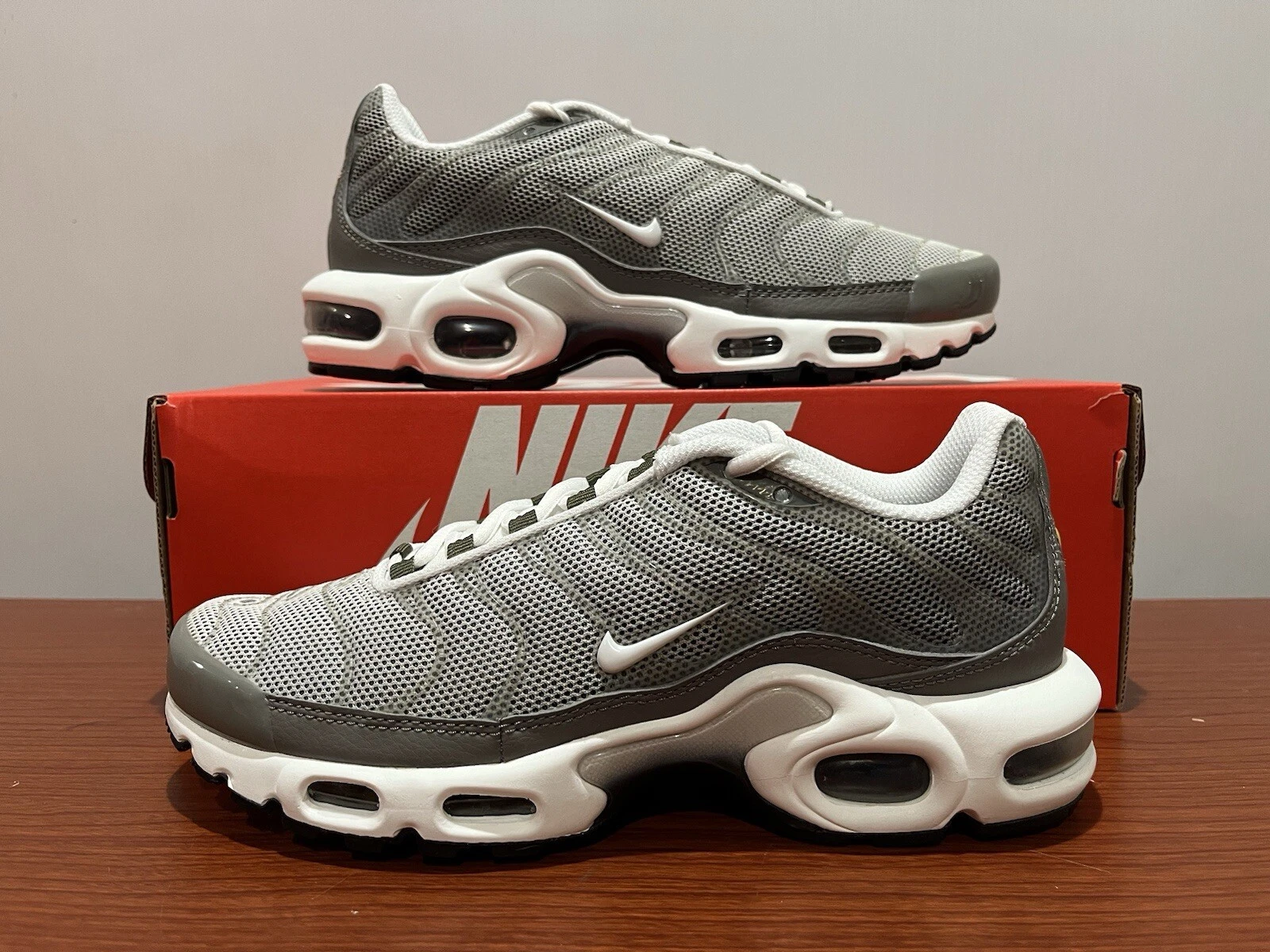 Nike Air Max Plus SE Flat Peltro Lupo Grigio Bianco Scarpe Uomo Taglia 6 (DV7665 002)