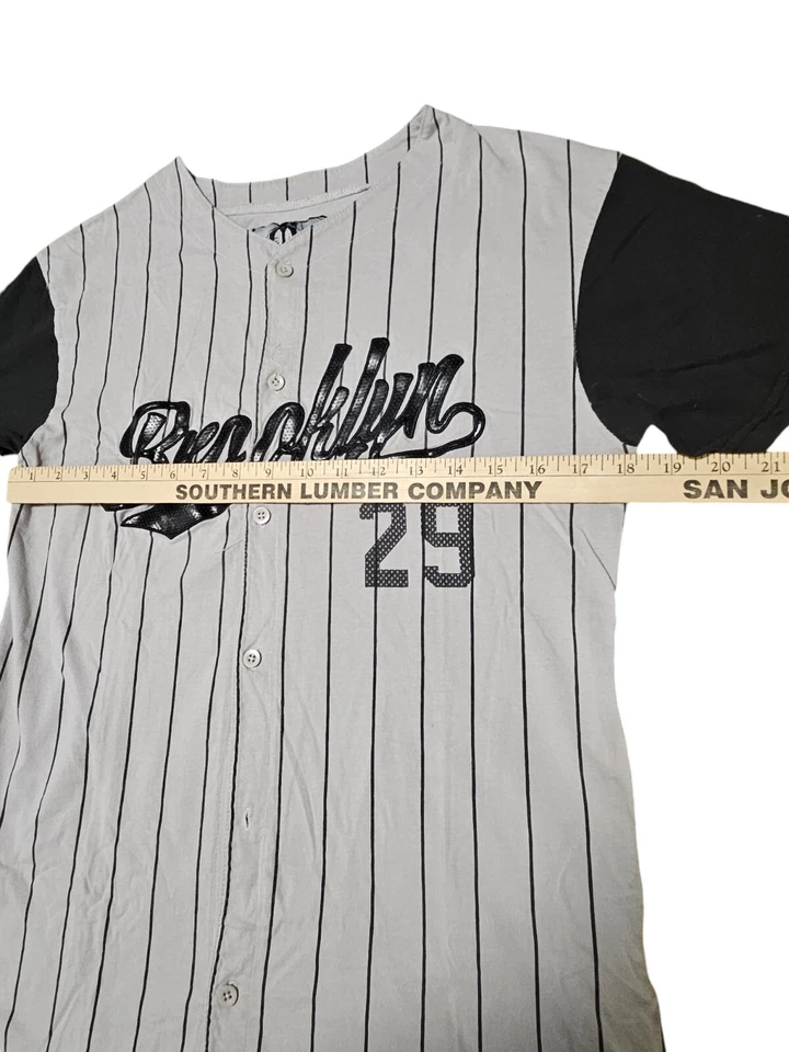 Camiseta de béisbol LR SCOOP Brooklin rayas y botones (falta un botón) Foto 3 de 4