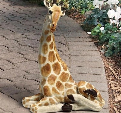 Design Toscano DT Sitting Giraffe Garden Statue Animal Yard Figurine