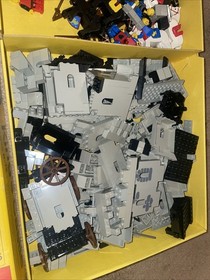 VINTAGE LEGO 1984 King's Castle 6080 (some missing Pieces) Box Damaged