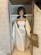 FRANKLIN MINT THE JACKIE KENNEDY ONASSIS DOLL IN WHITE SATIN GOWN.