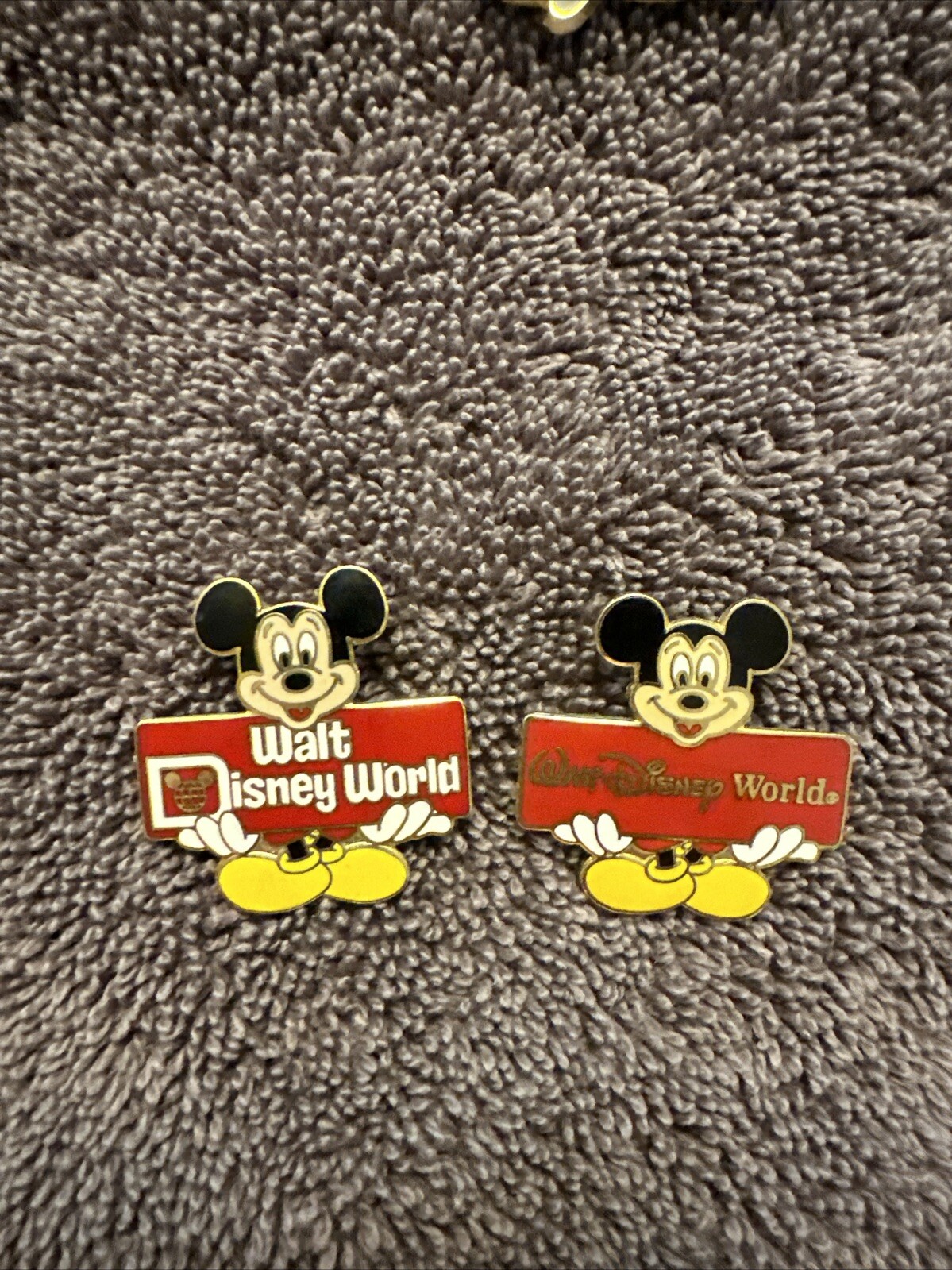 2001 Vintage Walt Disney World Mickey Mouse Holding Sign Red Pin Lapel Tie