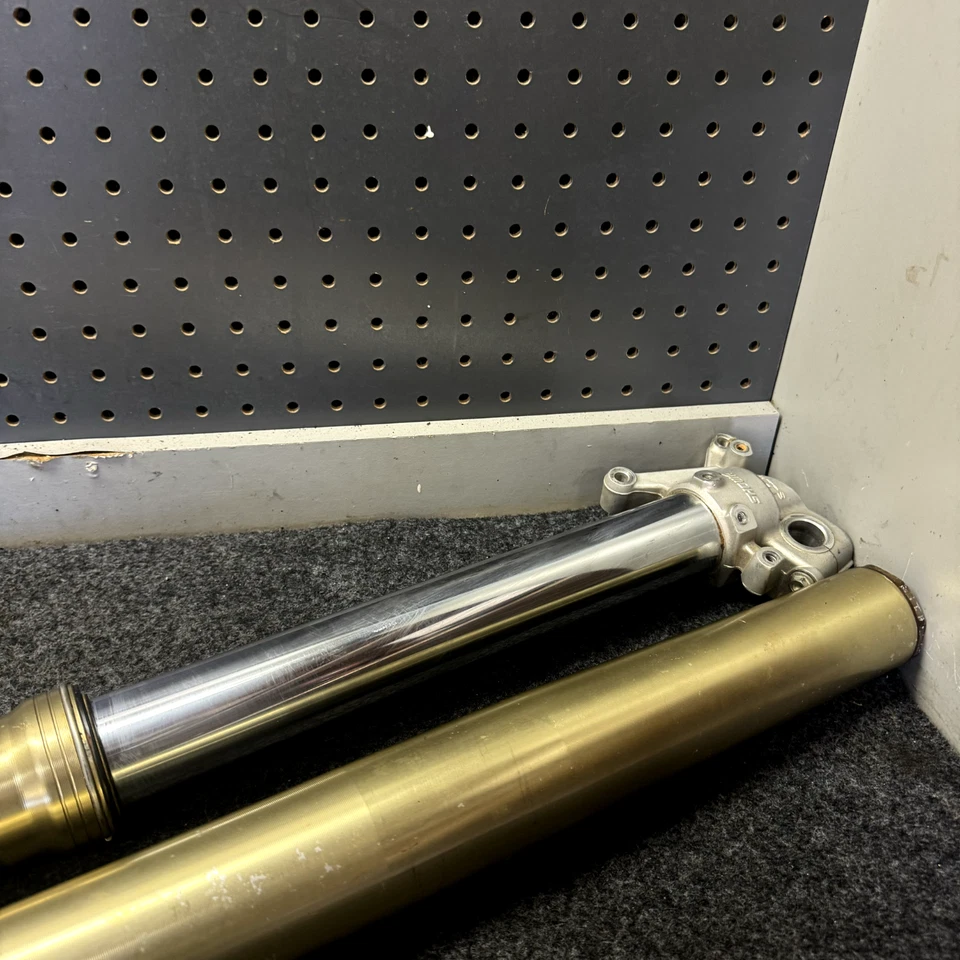 04-08 HONDA CRF250 CRF450 250 450 OEM SHOWA HORQUILLAS DELANTERAS SUSPENSIÓN AMORTIGUADOR (BUENO) Foto 3 de 4