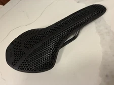 Fizik VENTO ANTARES R1 ADAPTIVE Carbon 3D Printed Saddle. Regular Size. 140mm.