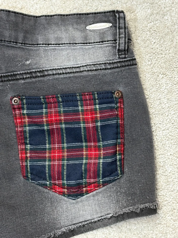 Pantalones cortos elásticos de mezclilla de tiro alto negros talla 11 Dollhouse Junior bolsillos a cuadros Y2K Foto 4 de 4