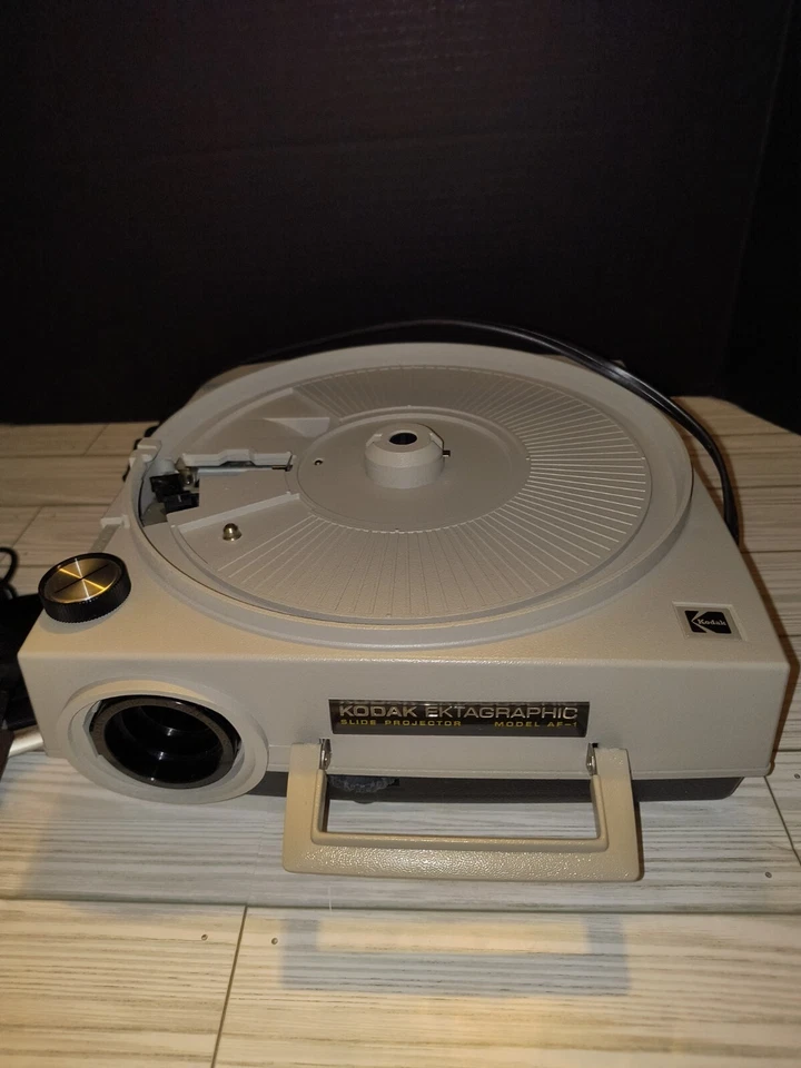 Kodak Ektagraphic Slide Projector Model AF-1 w/ Zoom Lens, Remote & Original Box - Image 3 of 4