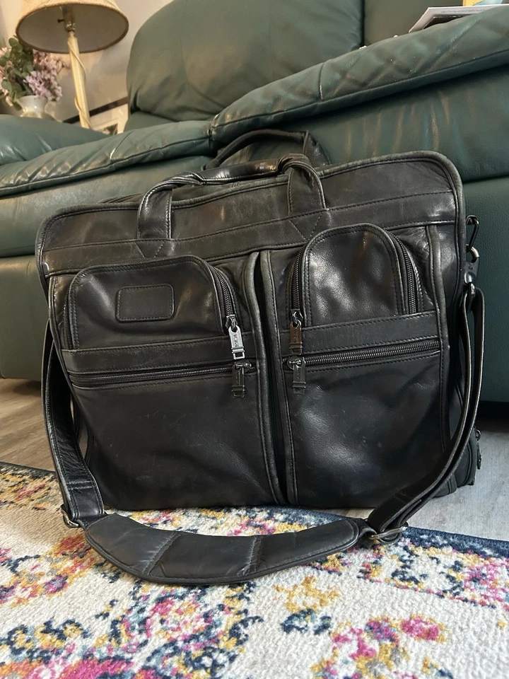 TUMI Alpha Cuero Grano Completo Organizador Laptop Calzoncillo/Bolso Bandolera Foto 3 de 4