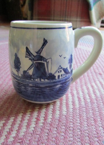 Delfter blau/weißer holländischer Szene handbemalter Becher, hergestellt in Holland - Bild 1 von 3