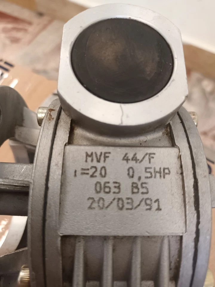 BONFIGLIOLI - Riduttore VF 44  P63 B5 i=20 - Immagine 2 di 3