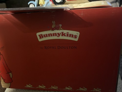 Royal Doulton BUNNYKINS Db 362 All Fuelled Up. Verpackt . - Bild 7 von 7