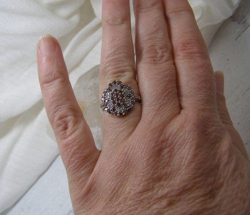 Anillo de oro blanco de 10 quilates con diseño de flores de diamantes rojos y blancos 6,5 6,75 - Imagen 4 de 7