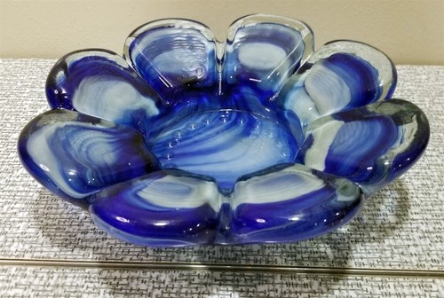 Art Glass FLOWER Shape ASHTRAY Trinket DISH Blue White 8 ½” Diameter Thick Heavy - 第 1/11 張圖片