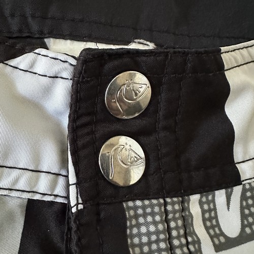 Vintage Y2K Quicksilver schwarz & weiß Boardshorts Größe 30 Surfer Surfwear  - Bild 4 von 18