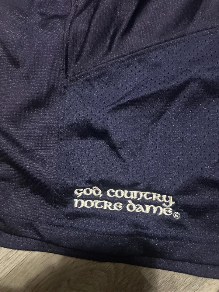 Camiseta Under Armour Notre Dame #5 God Country ND Juvenil L Suelta NCAA Fútbol Foto 3 de 4