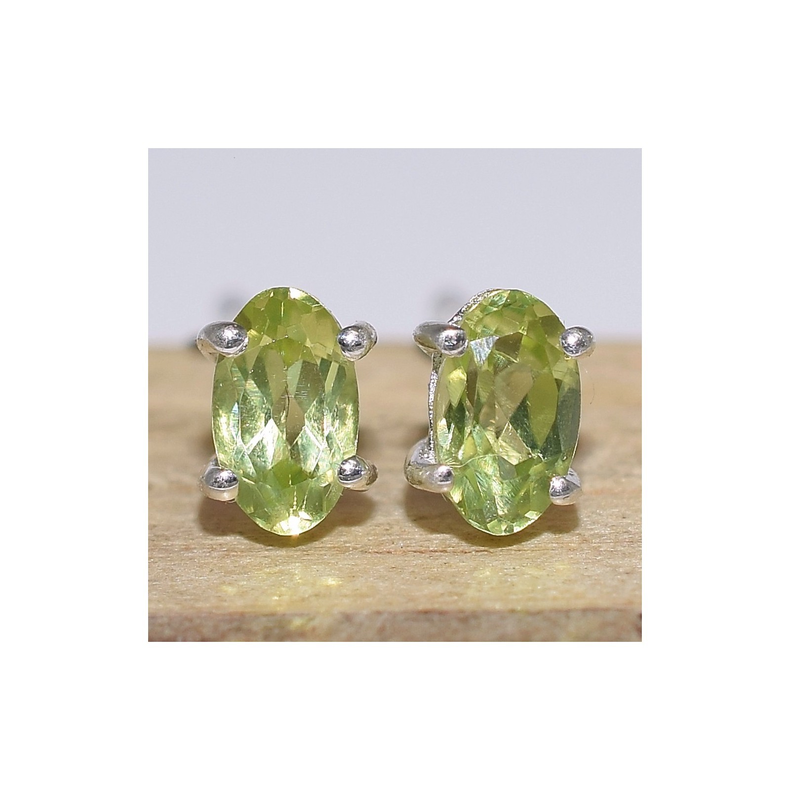 Boucles d'oreilles clous péridot CWA32 pour sublimer vos tenues