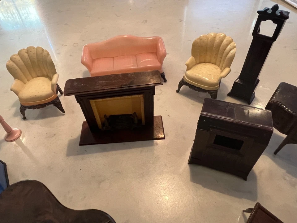 LOTE De Colección RENWAL PLÁSTICO CASA MUÑECAS MUEBLES PIANO 3 SILLAS Chimenea credenza Foto 3 de 4