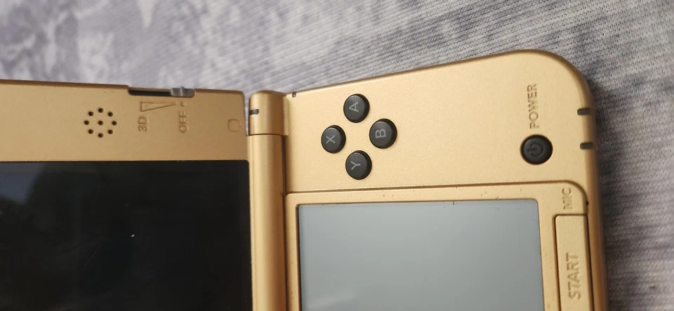 The Legend of Zelda: A Link Between Worlds Limited Edition Gold Nintendo 3DS XL - Image 4 of 4