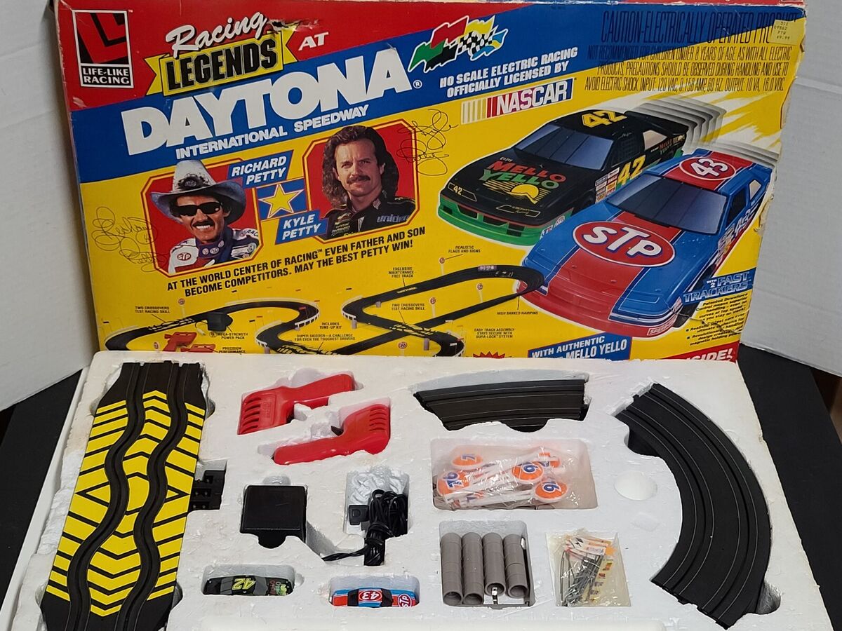 VTG 1993 LIFE-LIKE Racing Legends At Daytona HO Scale SLOT CARS, RICHARD PETTY VTG 1993 LIFE-LIKE Racing Legends At Daytona HO Scale SLOT CARS, RICHARD PETTY