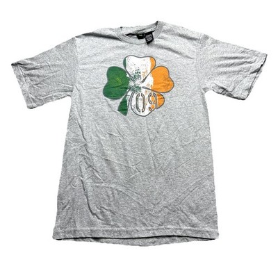 St. Paddys Lucky Tee Shirt Mens Size Medium Four Leaf Clover Irish Flag 09 Gray