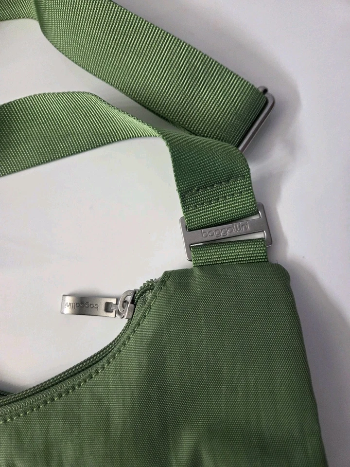 BAGGALLINI BOLSA DE VIAGEM FEMININA CRISS TIRACOLO NÁILON VERDE - Imagem 4 de 4