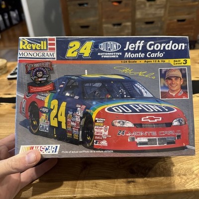 REVELL MONOGRAM 1998 #24 JEFF GORDON DUPONT MONTE CARLO 1/24 SCALE CAR