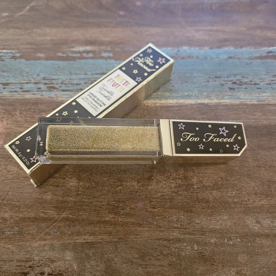Sombra de ojos Too Faced Twinkle Brillo líquido en "Ralladura de limón" 6 g/0,21 oz. Foto 2 de 4