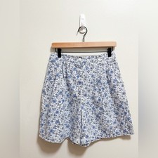 Vintage 60s 80s high rise pleated floral Bermuda shorts blue white cottagecore
