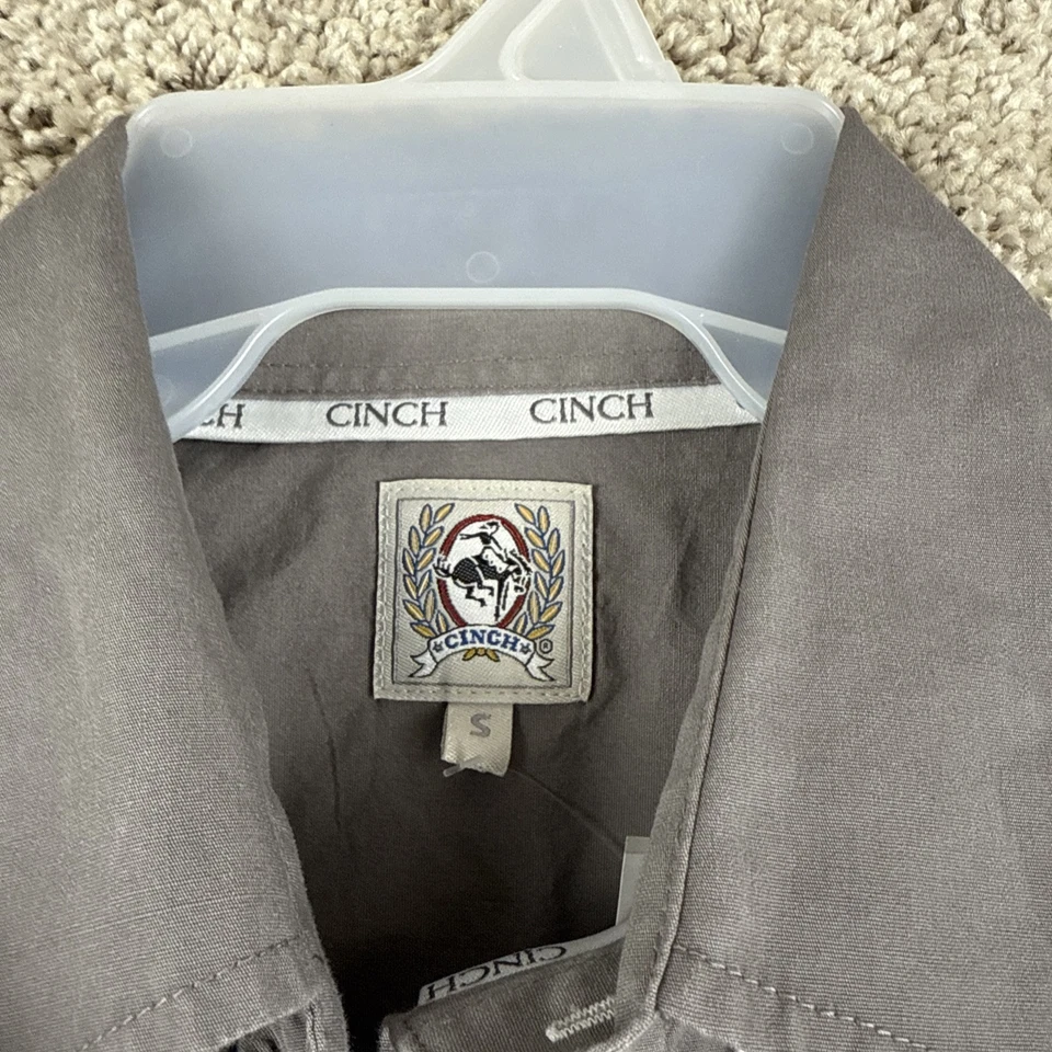 Camisa básica lisa Cinch para hombre calce clásico manga larga botón un bolsillo abierto, talla Foto 2 de 4