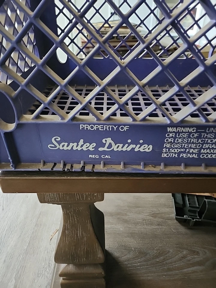 Caja de leche grande de plástico para lácteos Santee Dairies de colección banda de metal Foto 2 de 4