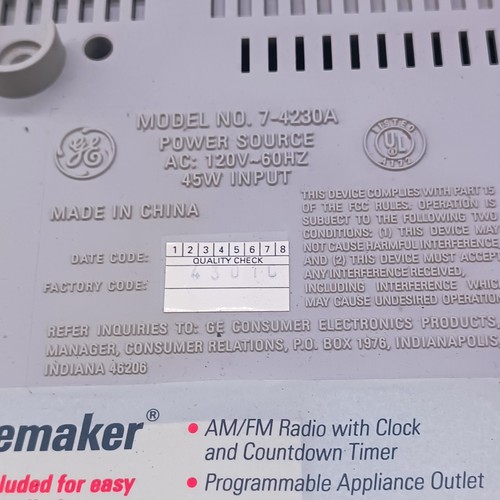 Vintage GE SPACEMAKER AM/FM Radio 7-4230A Under Cabinet Mount W/ Light Outlet - Picture 7 of 7